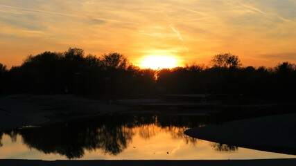 Obraz premium sunset over the lake