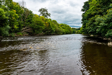 Fluss mit Steinstrand durch Mallow in Irland 