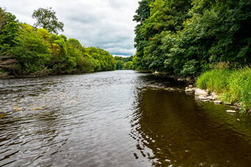 Fluss mit Steinstrand durch Mallow in Irland 