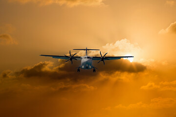 Flugzeug am Himmel (Sonnenuntergang)