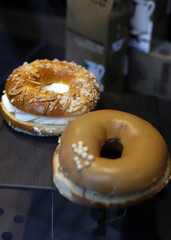 mini roscones de chocolate y nata con almendras