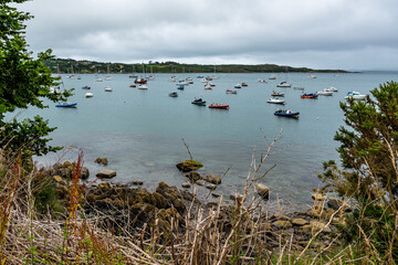 Kleine Boote in einer Bucht