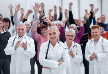 Group doctors and patients clapping their hands to celebrate recovery