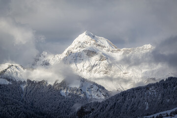 illustration d'un paysage de montagne sous la neige dans les nuages