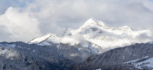 Fototapeta na wymiar illustration d'un paysage de montagne sous la neige dans les nuages
