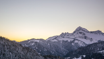 Fototapeta na wymiar illustration d'une montagne enneigée avec un coucher de soleil