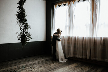 Obraz na płótnie Canvas bride and groom intimate moment hug