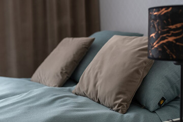 poduszki na łóżku - obrazy, fototapety, plakaty