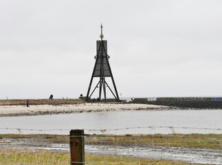Fototapeta na wymiar Kugelbarke an der Nordsee bei Ebbe