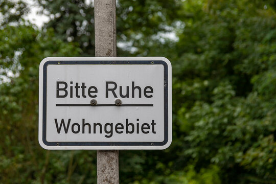 Hinweisschild "Bitte Ruhe Wohngebiet"