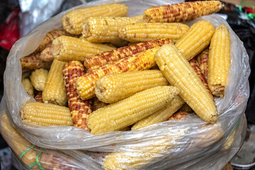 전통시장에서 판매중인 찐 옥수수