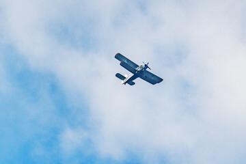 Flight of the old retro plane.