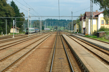 Fototapeta na wymiar チェコの田舎駅と一直線の線路