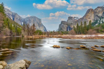 Crédence de cuisine en verre imprimé Half Dome belle vue dans la vallée de Yosemite avec demi-dôme et el capitan de la rivière Merced