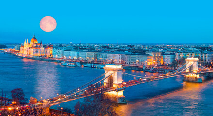 Parlement hongrois et pont des chaînes avec la pleine lune à l& 39 heure bleue du crépuscule à Budapest &quot Éléments de cette image fournis par la NASA&quot 