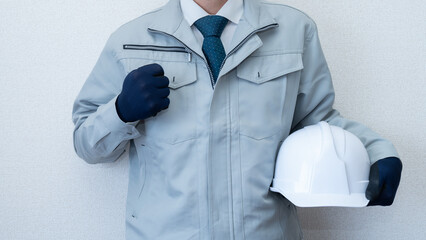 作業服にネクタイの男性。建設業イメージ。