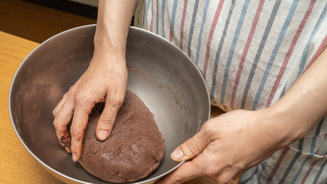 生地をこねる｜手作りチョコパン・チョコクッキーのイメージ