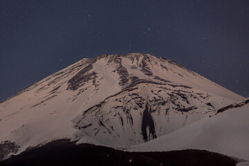 Fototapeta na wymiar 水ヶ塚から月光に照らされた富士山と星空