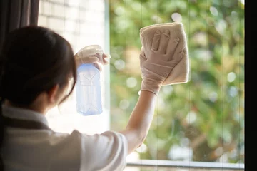 Poster リビングの窓の拭き掃除をするアジア人女性 © mapo