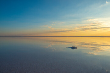 Obraz premium Salt lake in Turkey. Great view from the salt lake at sunset in the evening.