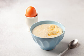 Oatmeal porridge with banana and honey. Healthy breakfast