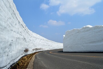 道路と残雪