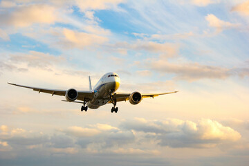 空を飛行する夕日に染まった旅客機のシルエット「大阪空港」