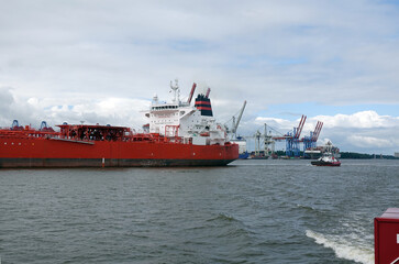 Naklejka premium Containerschiff in Hamburg
