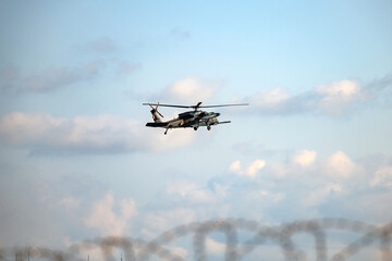 Fototapeta na wymiar 基地へ帰還する航空自衛隊救難ヘリコプター