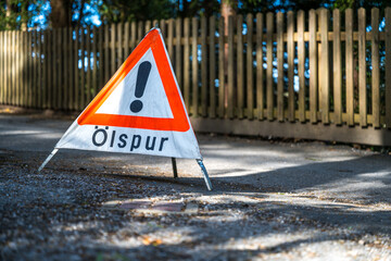 sign on a road Ölspur
