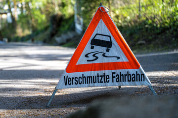 sign on the road Verschmutzte Fahrbahn