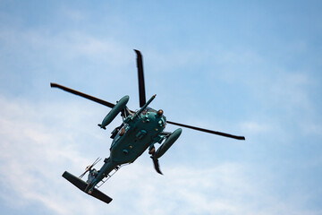飛行する航空自衛隊救難ヘリコプター