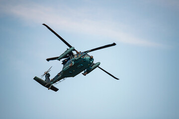 Fototapeta na wymiar 飛行する航空自衛隊救難ヘリコプター
