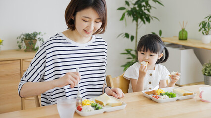 食事する子供とママ（育児・子育て・家族・ファミリー）