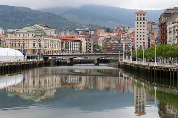 Fototapeta na wymiar View of the river of Bilbao