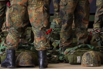 Bundeswehr Fallschirmjäger Ausrüstung Fallschrim Heer Luftwaffe Übung Manöver Männer Frauen Armee Einsatz Soldaten  Bundeswehr 