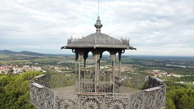 Drohnenaufnahme, Drohnenflug, Nahaufnahme, Detail, Aussichtsplattform K&ouml;nig Friedrich August-Turm auf dem L&ouml;bauer Berg mit weitem Blick in die Landschaft bis L&ouml;bau, Oberlausitz, Sachsen, Deutschland