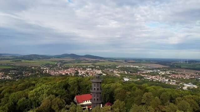 Drohnenaufnahme, Drohnenflug von weitem zum K&ouml;nig Friedrich Augusturm, Turm Gastst&auml;tte, auf dem L&ouml;bauer Berg und Blick &uuml;ber L&ouml;bau, Oberlausitz, Sachsen, Deutschland