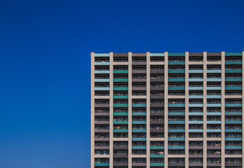 青空とマンション