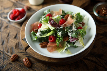 Leaf salad with jamon and raspberry
