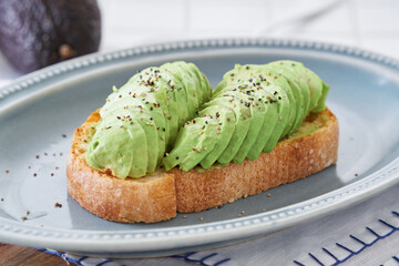 スライスしたアボカドを乗せたアボカドトースト