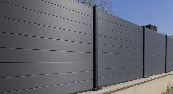 Palissade d'un jardin en aluminium gris