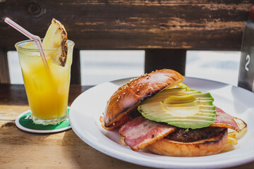 アボカドベーコンバーガー