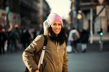 Obraz premium Fashionably dressed woman on the streets 
