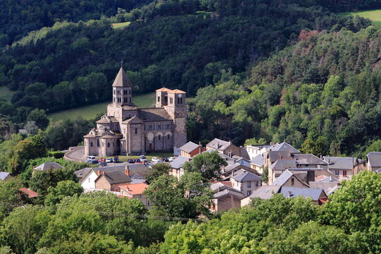 &Eacute;glise et village de Saint-Nectaire au coeur de l'Auvergne