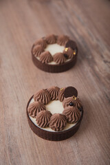 Tarte Schoko-Cheesecake. Feiner Cheesecake mit natürlicher Vanilleschote und einer haube aus...