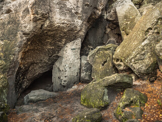 Kleinhennersdorfer Stein in der Sächsischen Schweiz - Hampelhöhle