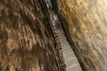 Neuer Wildenstein in der Sächsischen Schweiz - Himmelsleiter durch den Felsspalt am Kuhstall