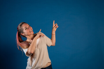 Mujer joven señalando producto para anuncio comercial