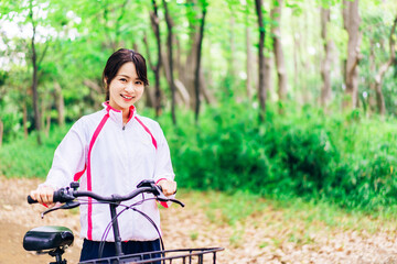 Obraz premium 自然の中でサイクリングを楽しむ若い女性